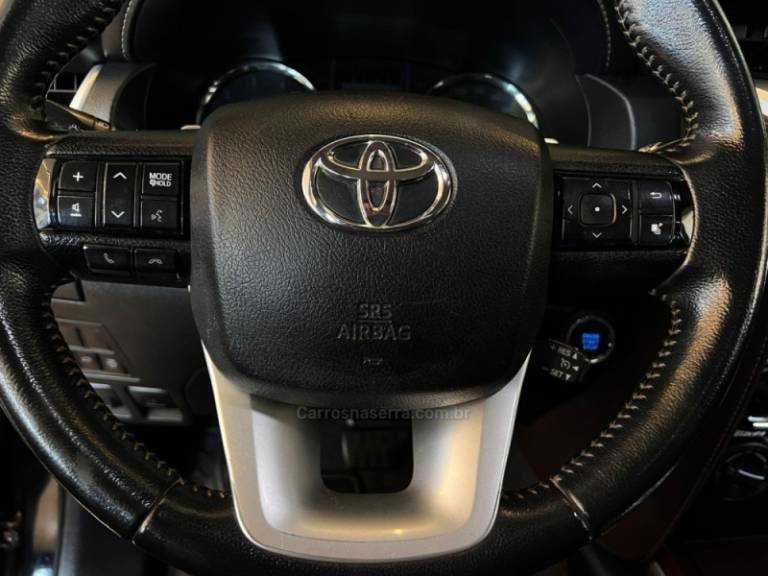 TOYOTA - HILUX SW4 - 2019/2019 - Preta - R$ 238.900,00