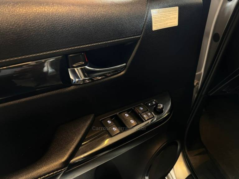 TOYOTA - HILUX - 2018/2019 - Prata - R$ 208.900,00