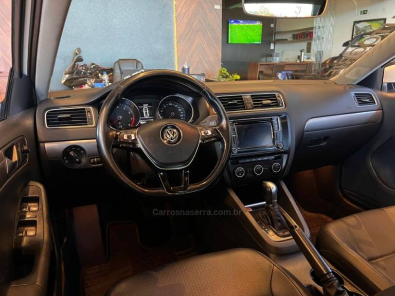 VOLKSWAGEN - JETTA - 2016/2017 - Branca - R$ 83.900,00