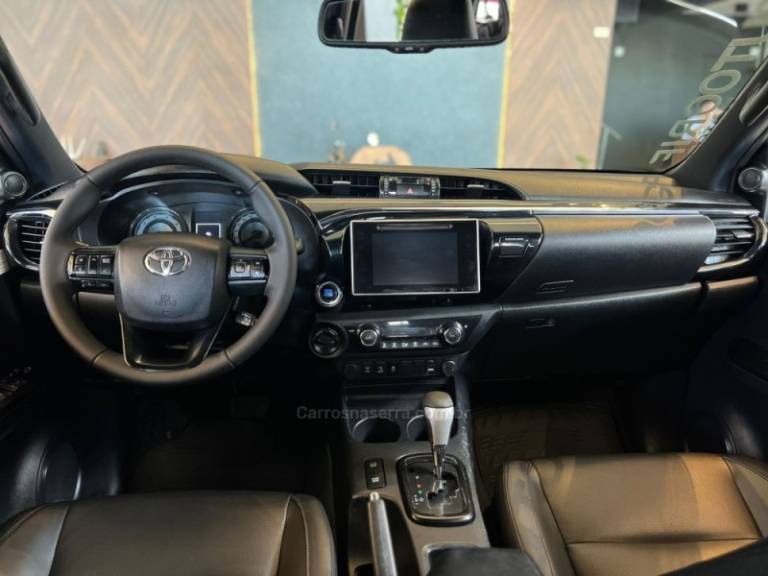 TOYOTA - HILUX - 2018/2019 - Prata - R$ 208.900,00