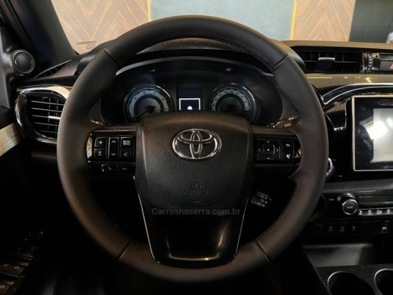 TOYOTA - HILUX - 2018/2019 - Prata - R$ 208.900,00