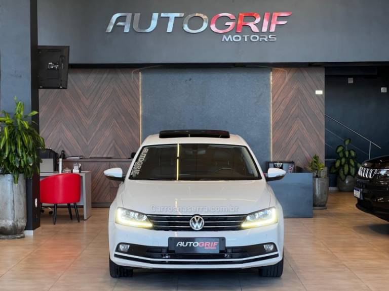 VOLKSWAGEN - JETTA - 2016/2017 - Branca - R$ 83.900,00