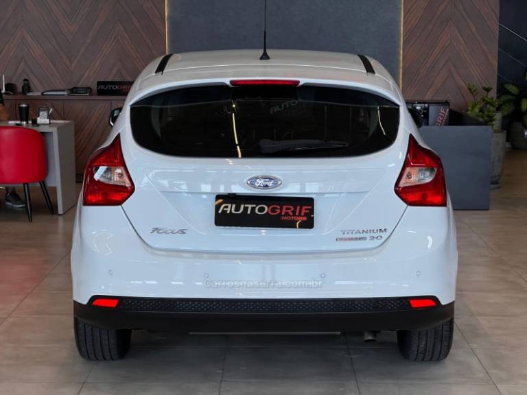 FORD - FOCUS - 2015/2015 - Branca - R$ 57.900,00