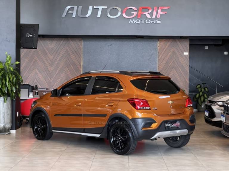 CHEVROLET - ONIX - 2016/2017 - Laranja - R$ 64.900,00