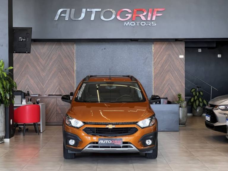 CHEVROLET - ONIX - 2016/2017 - Laranja - R$ 64.900,00