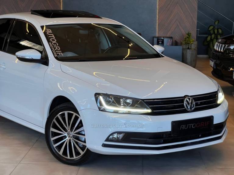 VOLKSWAGEN - JETTA - 2016/2017 - Branca - R$ 83.900,00