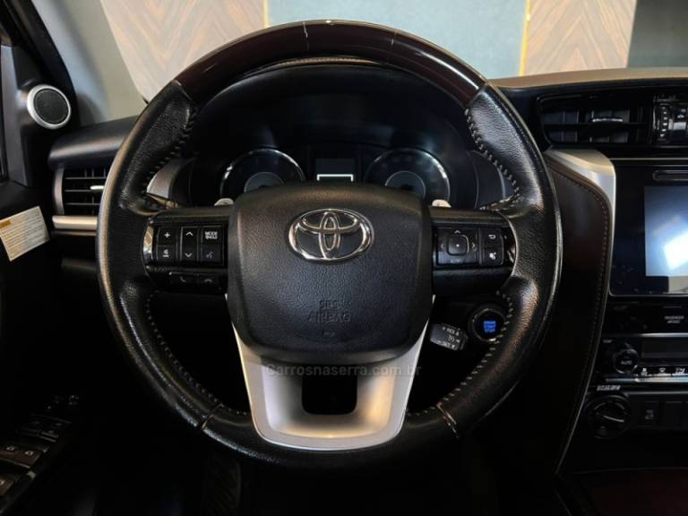 TOYOTA - HILUX SW4 - 2019/2019 - Preta - R$ 238.900,00