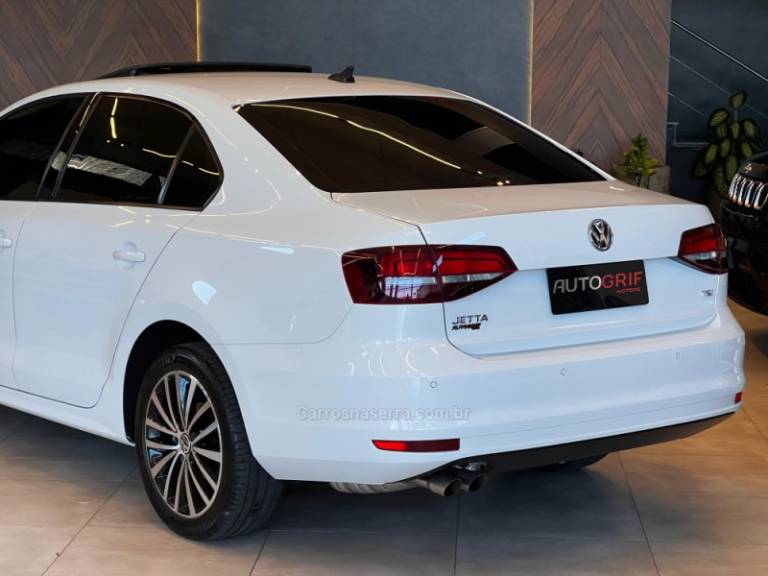 VOLKSWAGEN - JETTA - 2016/2017 - Branca - R$ 83.900,00